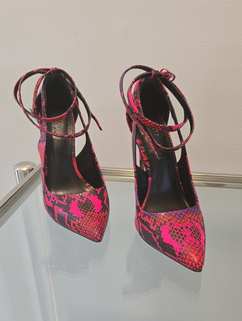 Womenโs Hot Pink Snakeskin Pointed Toe Ankle Tie Heels